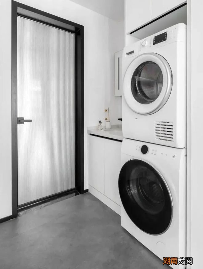 洗漱台挪到卫生间外面，跟洗衣柜二合一，动线流畅合理，实用太多