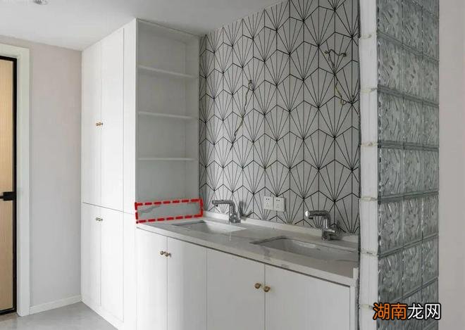 洗漱台挪到卫生间外面，跟洗衣柜二合一，动线流畅合理，实用太多