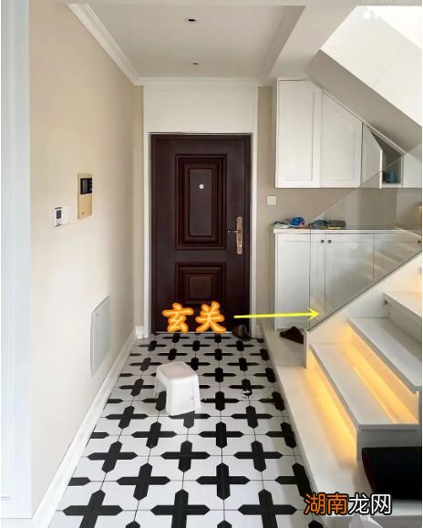 进门就是楼梯？那就跟他家学，和玄关柜一体式，方便不说还省空间