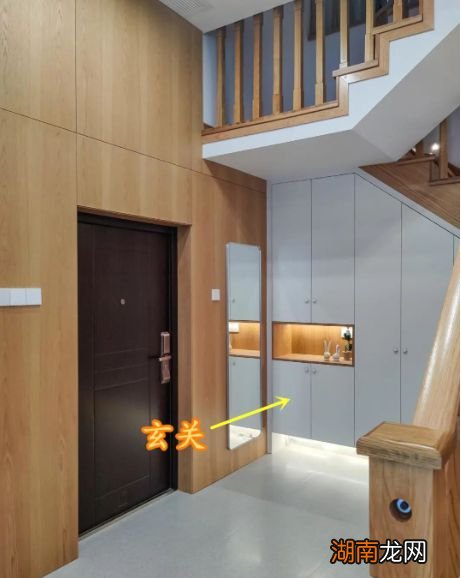 进门就是楼梯？那就跟他家学，和玄关柜一体式，方便不说还省空间