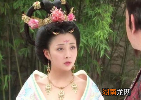 高力士为什么赞成李隆基杀了杨玉环？他对杨玉环是什么态度？