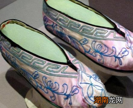 清朝妃子为什么要穿花盆底鞋 这鞋子有什么作用