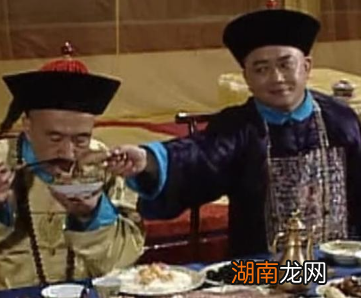 历史上乾隆皇帝赏赐大臣的猪肉，为什么等他们出宫门后就被扔掉了？