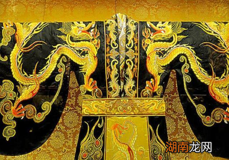 古时制作一件皇帝的龙袍前后共要用到多少人？造价大概是多少？