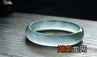 翡翠手镯上墨绿色癍是什么,翡翠手镯里面的绿色是什么