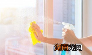 玻璃浴室上的污渍怎样清洗 玻璃浴室上的污渍怎样清洗干净