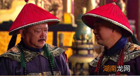 和珅为什么喜欢任用幼年家门不幸和科举不中的人？他的目的是什么？