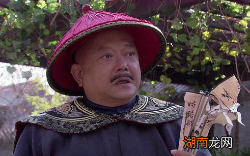 和珅为什么喜欢任用幼年家门不幸和科举不中的人？他的目的是什么？