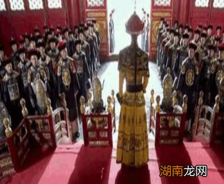 古代上早朝的大臣都是很早的 他们一般会在哪里吃早饭