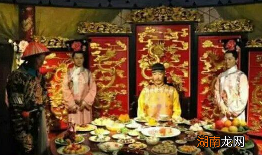 清朝皇帝的一天是怎么过的？凌晨4点就要起床