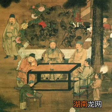 凌烟阁里除了二十四功臣的挂像外，还有什么东西？