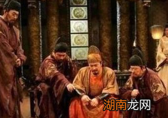 狱卒为什么要给周勃一块竹板?竹板有什么作用吗?