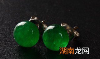 墨翡翠配什么颜色好看，墨翠什么颜色最好