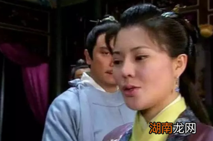 秦桧的老婆王氏的跪像为什么也在岳飞的墓前?王氏对岳飞做了什么?