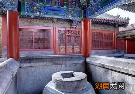 珍妃井口那么小,还有一根铁棍横在当中 珍妃又是怎么被塞进去的