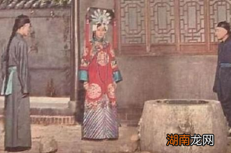 珍妃井口那么小,还有一根铁棍横在当中 珍妃又是怎么被塞进去的