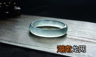 为什么翡翠手镯这么贵 为什么翡翠手镯这么贵呢