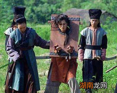 古代押送犯人十分的艰辛 衙役遇到女犯人为何会抢着送 人
