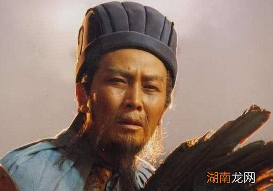 诸葛亮去世后,是由谁接替他主持军务的?