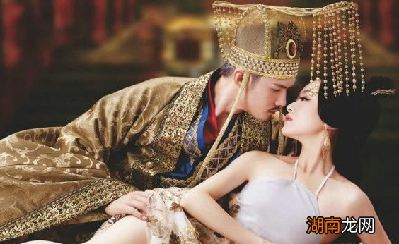 陈叔宝贵为皇帝，为什么会对妃子张丽华下跪？