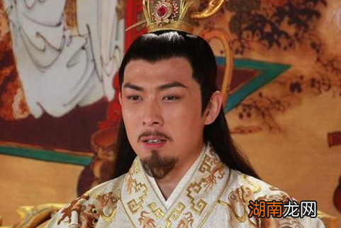 陈叔宝贵为皇帝，为什么会对妃子张丽华下跪？