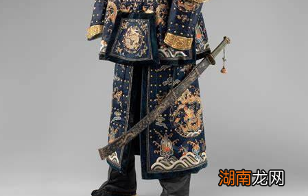 清朝时期将士军服的佩刀为何要反着戴呢？