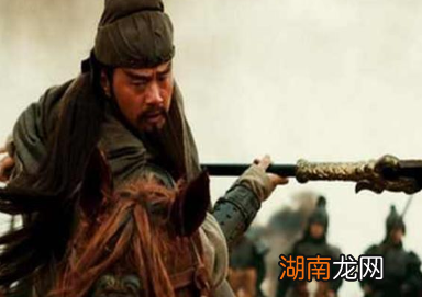 诸葛亮是如何稳住骄傲自大的关羽,避免他们内讧的?