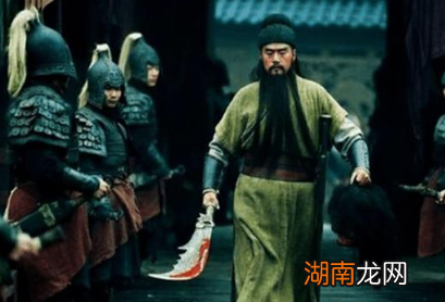 诸葛亮是如何稳住骄傲自大的关羽,避免他们内讧的?