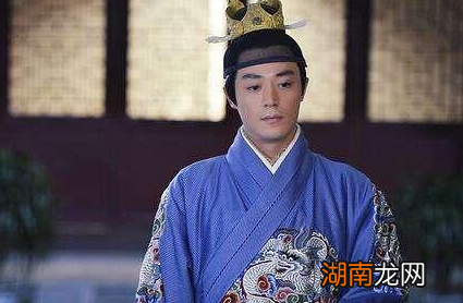 明朝开国皇帝恢复的殉葬制度，是由明朝哪位皇帝废止的？