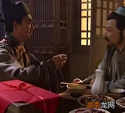 古人结账丢下银子就走,小二也不阻拦 小二就不怕钱给少了吗