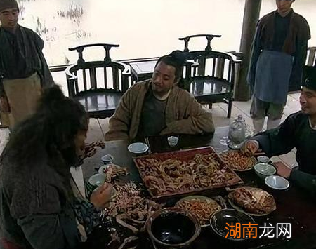 古人结账丢下银子就走,小二也不阻拦 小二就不怕钱给少了吗