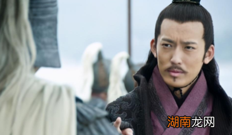 孙策被曹操害死,为何孙权却一上位就送曹操厚礼呢?