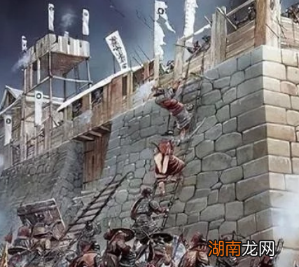 古代守城士兵为什么要费力的丢石头和木块 直接推倒梯子不是更好吗