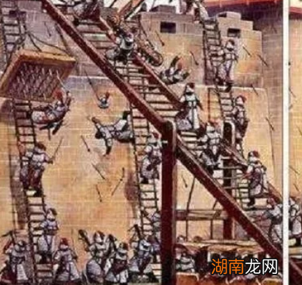 古代守城士兵为什么要费力的丢石头和木块 直接推倒梯子不是更好吗