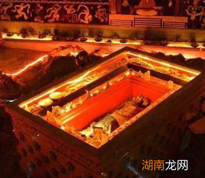 古代皇帝继位后都要修建自己的陵墓 秦始皇为何会选择骊山作为陵墓