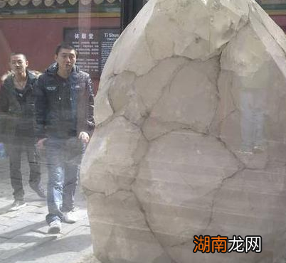 故宫养心殿有一块水晶石 期间为何两百年来无人敢移动