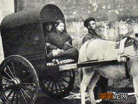 古代马车为什么都是两个轮子的 四个轮子的马车不是更稳吗