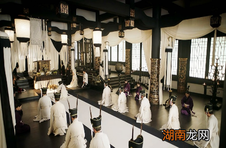 伐吴之前，刘备给曹丕秘密送去一封信，信中内容是什么？