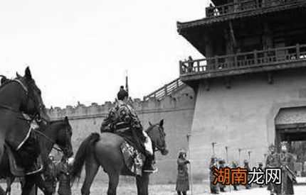 庄蹻反楚起事的原因是什么？他的下场如何？