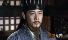 诸葛亮上演空城计时，为什么要派士兵装成普通人在门口扫地？