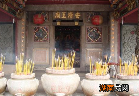 古话说宁可野宿荒坟,不可夜居古庙 这句话有没有道理