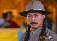 王爷准备回京当皇帝，母亲却说：你让给弟弟吧