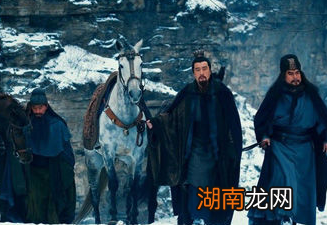 诸葛亮为何会答应出山辅佐刘备,真的是被他的三顾茅庐所感动吗?