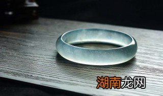 什么颜色的翡翠手镯最值钱 什么颜色的翡翠手镯最贵