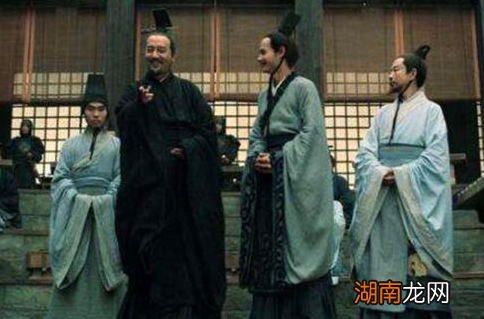 孔子为何在掌权后立刻就杀了少正卯呢？是因为嫉妒他吗？