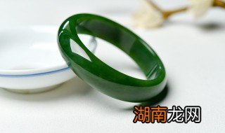 翡翠镯子怎么选大小 翡翠手镯应该怎么选大小