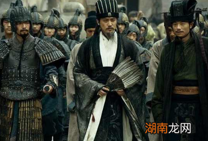 同样是蜀汉的重要将领，为什么诸葛亮对赵云和张苞的死态度不同？