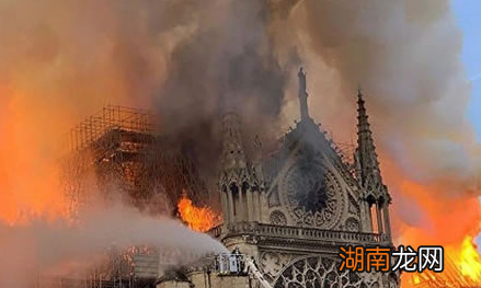 巴黎圣母院是谁建造的？建造的原因是什么？