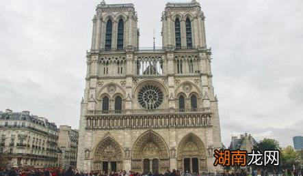 巴黎圣母院是谁建造的？建造的原因是什么？