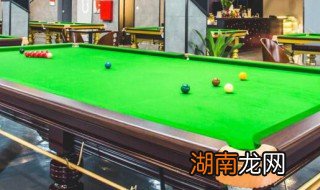 台球正确的握杆方法 台球如何正确握杆